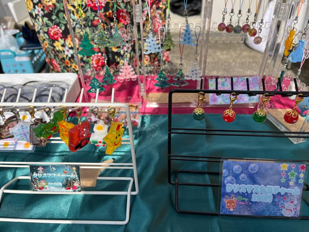 就労継続支援B型事業所【約束の樹 シューレ】で作成されたキラキラのキーホルダー