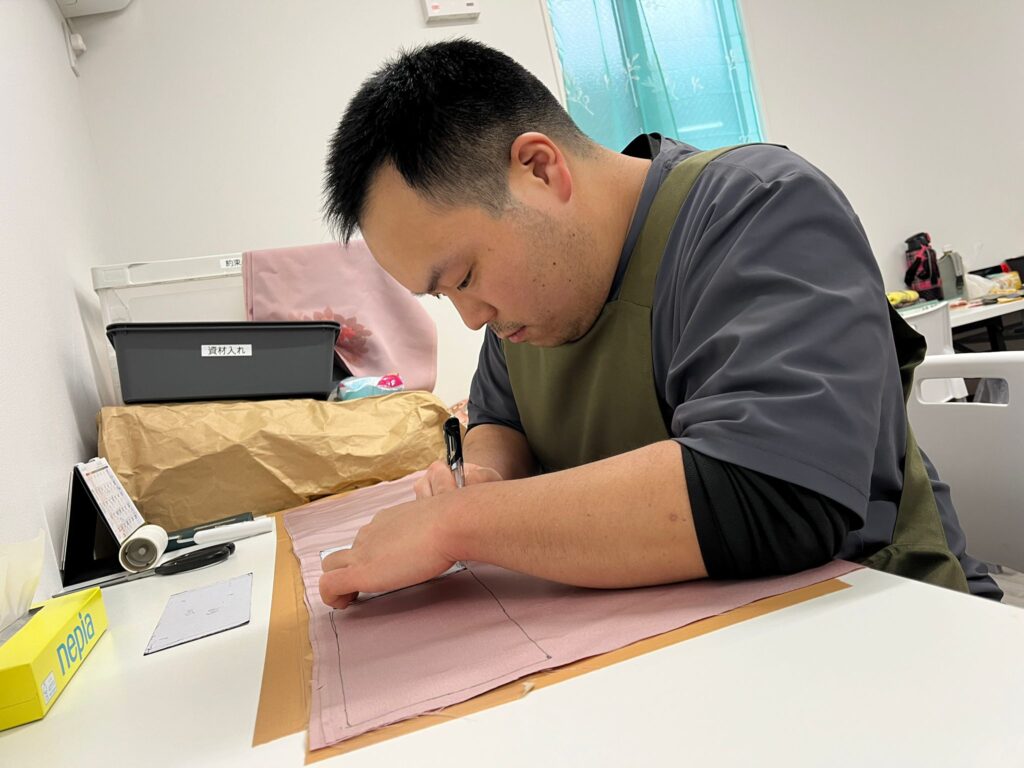 約束の樹北子安で行う着物の裁断作業