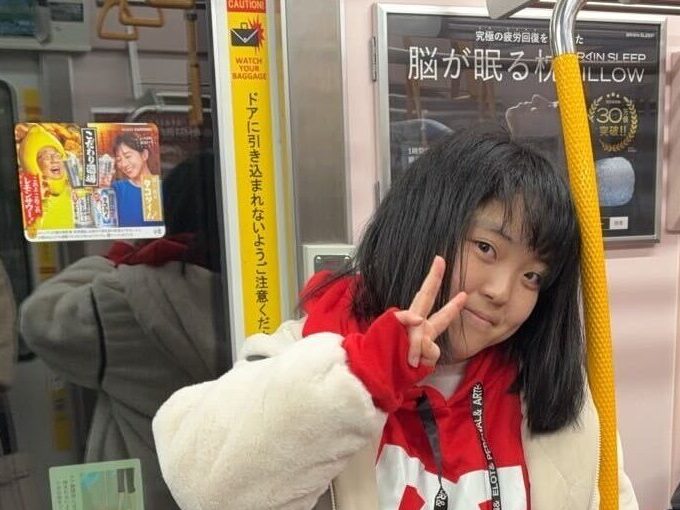 約束の樹グループホーム中野の利用者様が電車に乗る様子